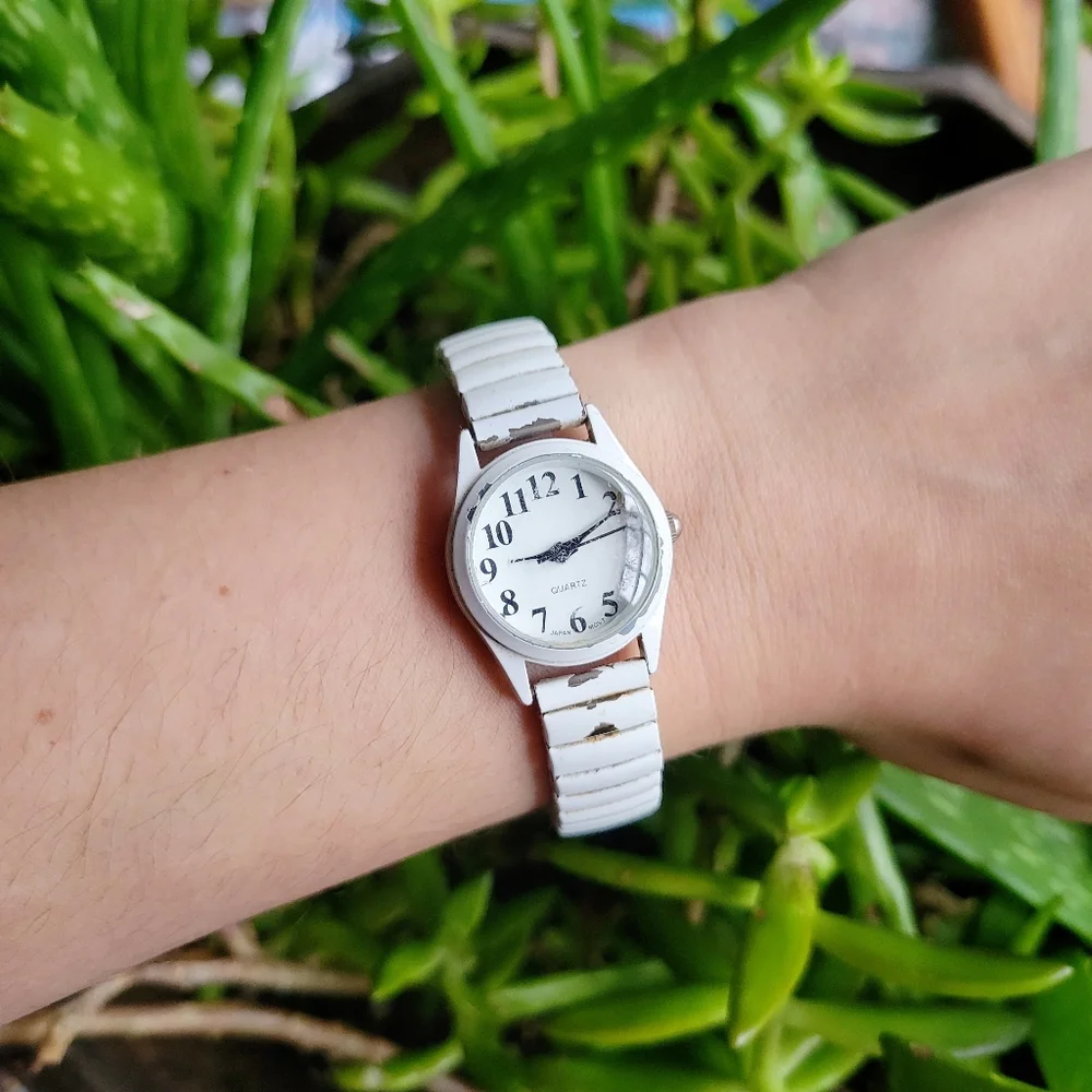 Vintage White Quartz Stretch Watch - Picture 2 of 8